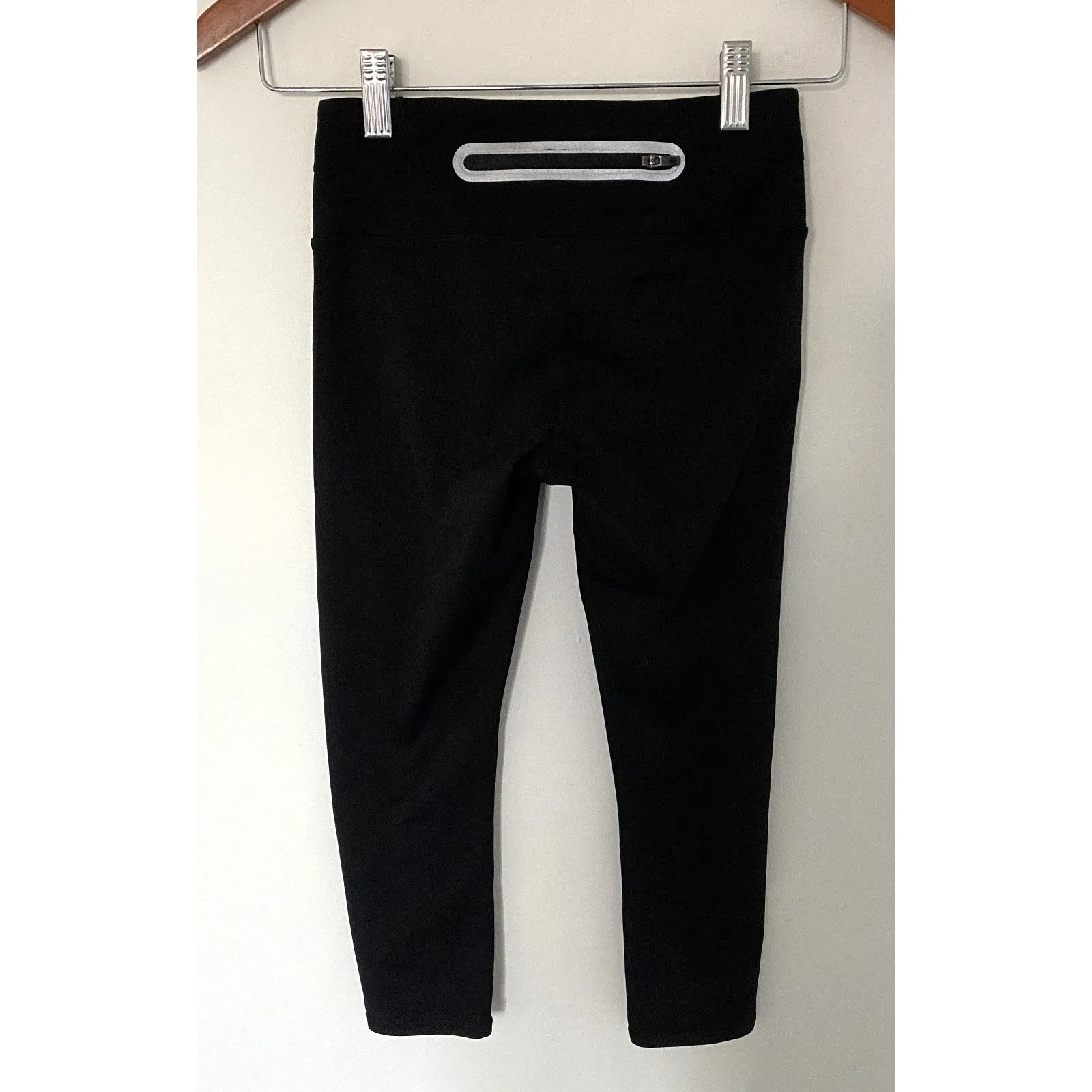 NWT Athleta Sonar Black Capri Leggings with Back Zipper Pocket Activewear Sz XXS - Image 3