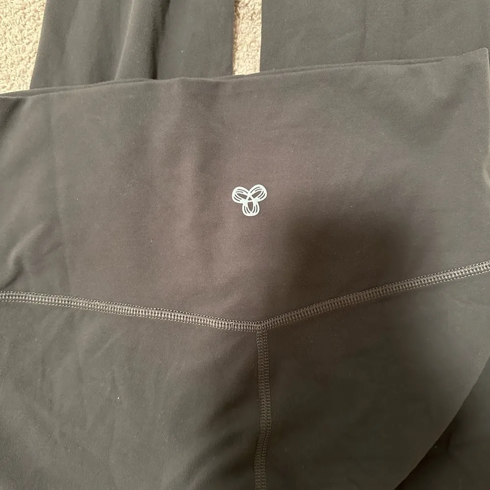 Aritzia TNA graphite leggings - Image 3