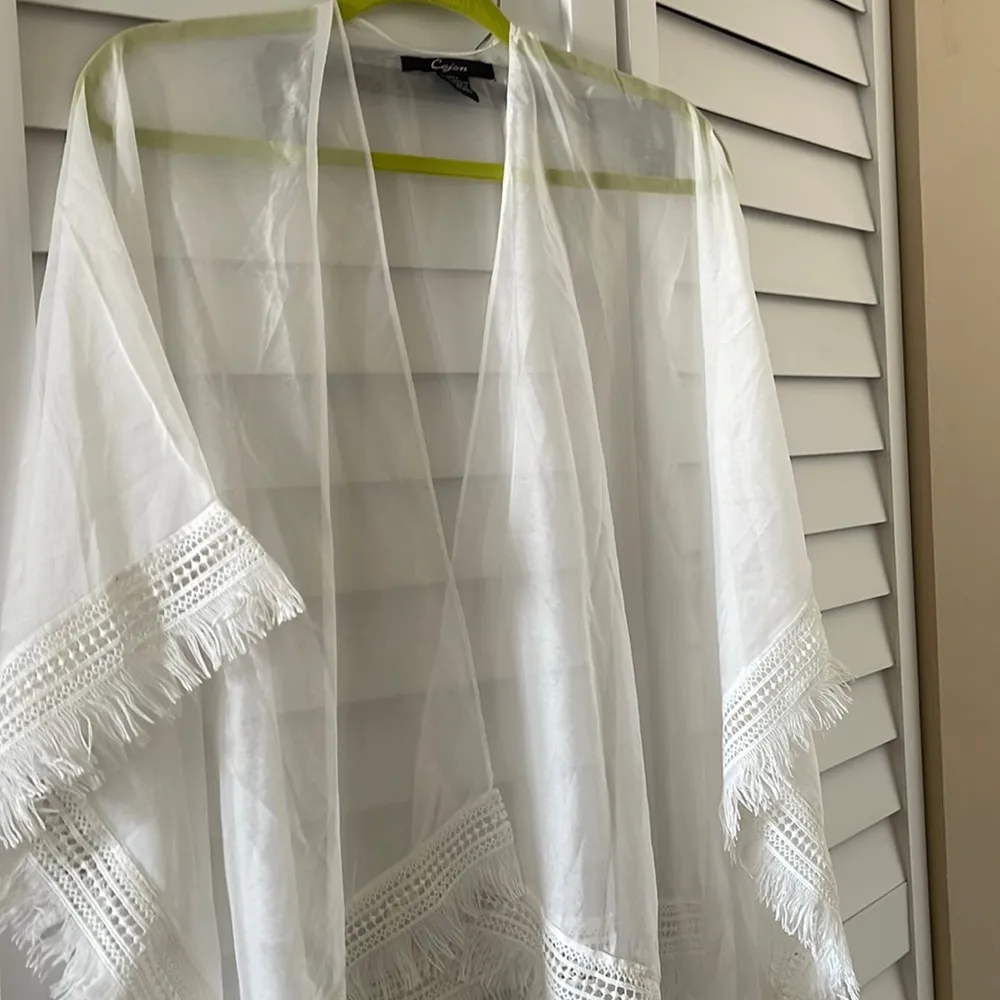 Brand New Sheer white Cape, great for formals wear you need to cover your arms Size undefined - Image 2