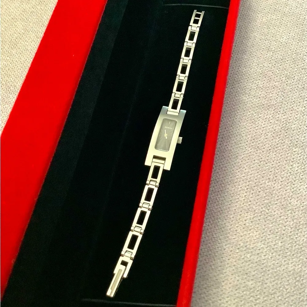 Ladies GUCCI stainless steel dress watch 🌹🌹🌹 - Image 12