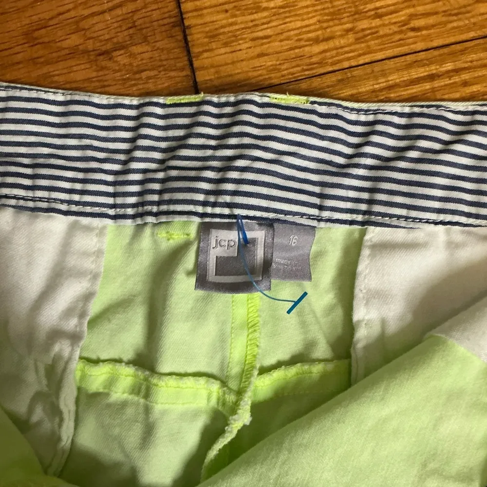 Green Cargo Shorts with Relaxed Fit and Belt Loops Size 16 - Image 2