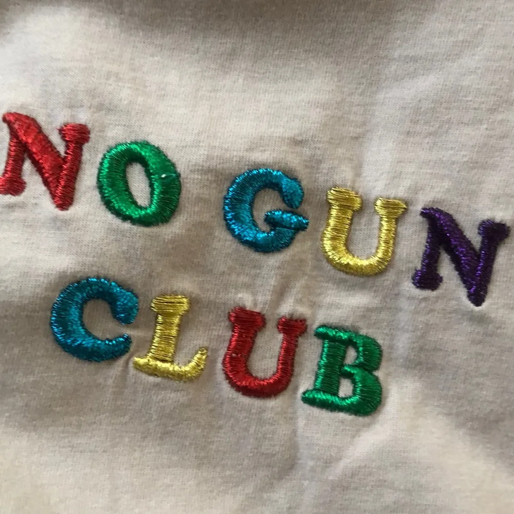 No Gun Club Art Tee - Image 8