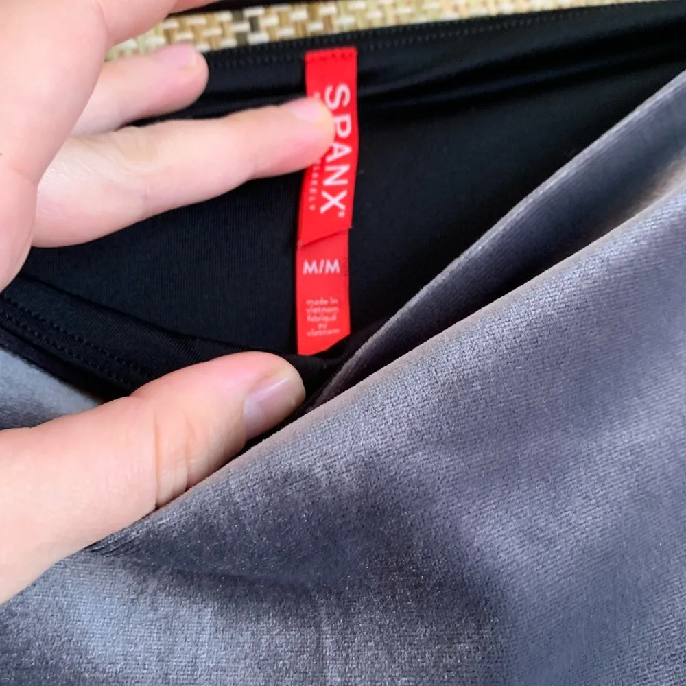 Spanx Silver Chrome Shiny Velvet Leggings Women Size M Bottoms Pants Athletic - Image 3