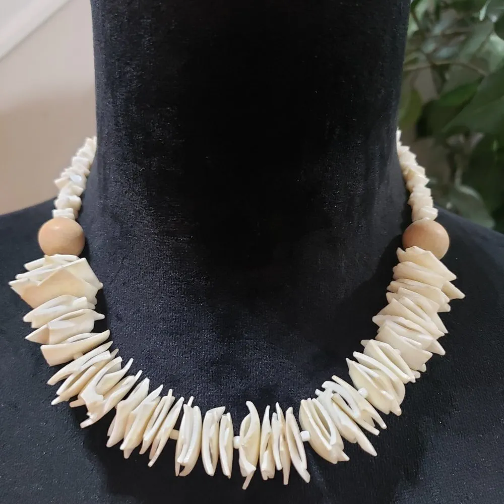 Womens Fashion White Shell Chip and Seed Beaded Choker Necklace w/ Lobster Clasp - Image 2