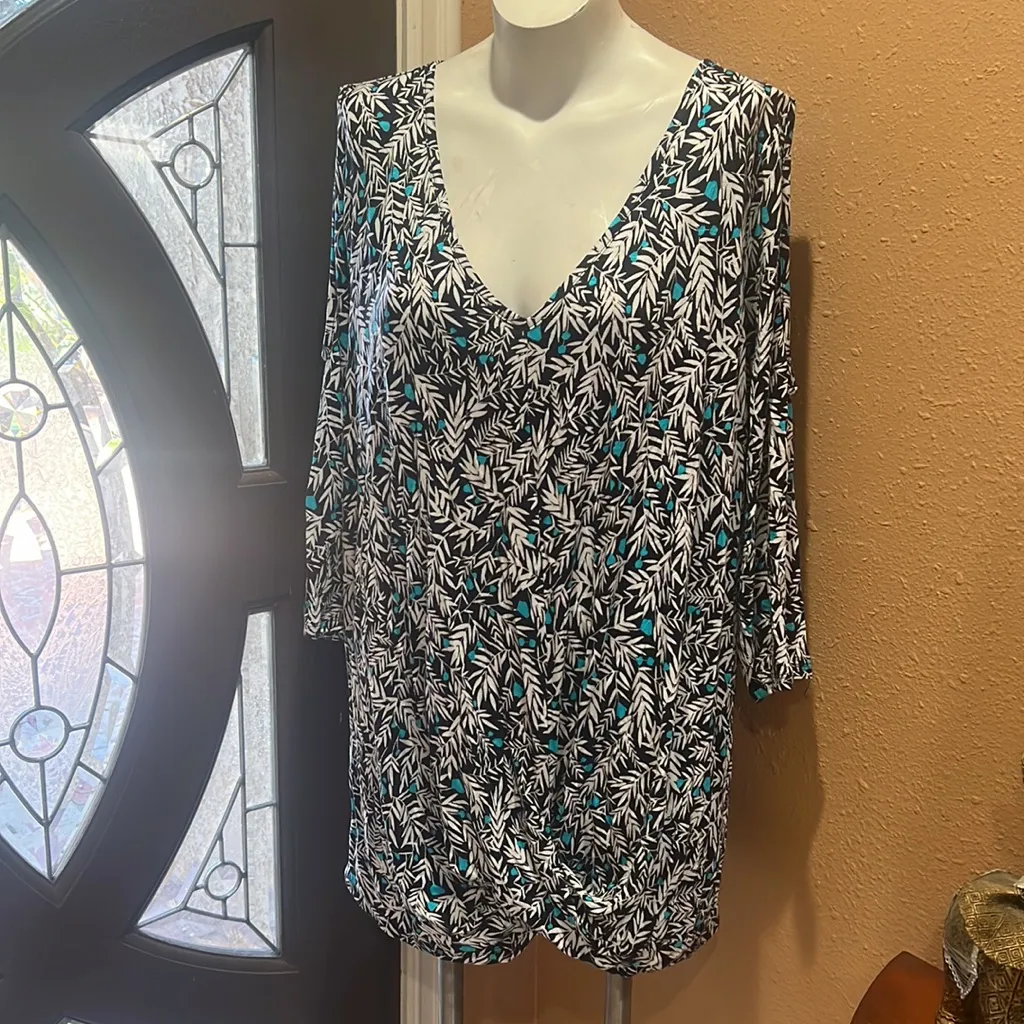 Lane Bryant black and white patterned cold shoulder blouse - Image 2