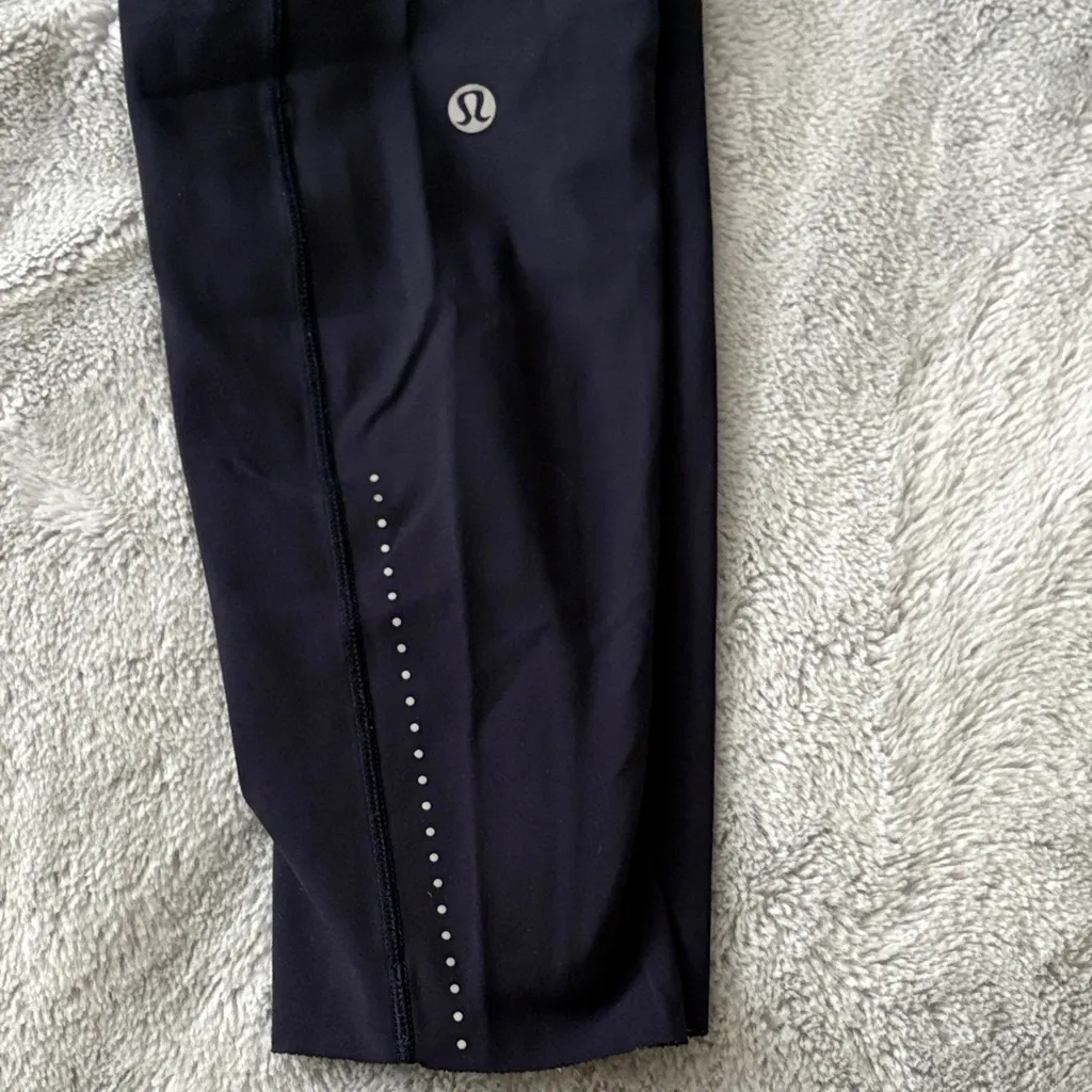 VGC Women’s Lululemon Navy Nulux 19 Cropped Leggings Size 8 - Image 8