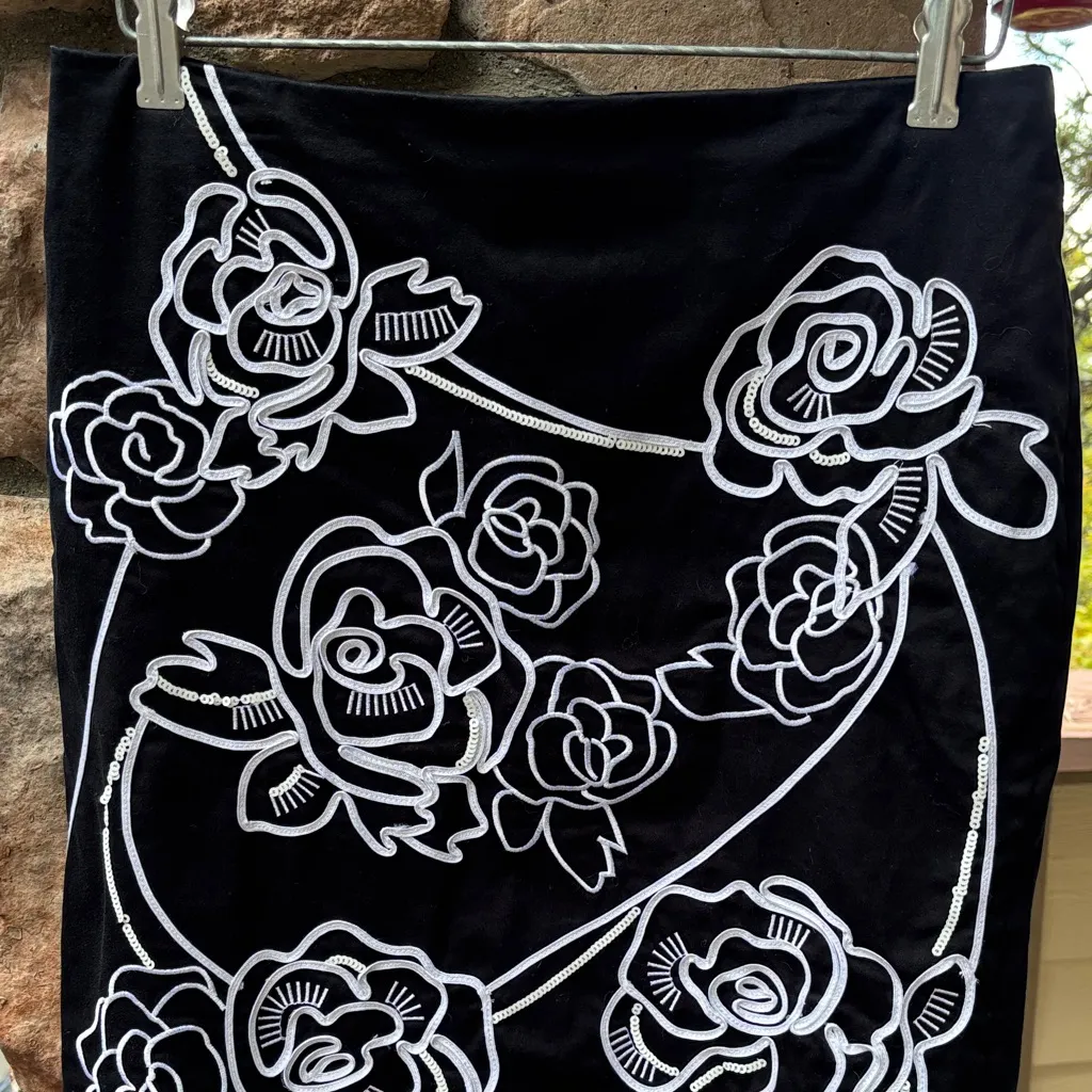 White House Black Market Black Pencil Skirt Textured White Floral Design Sequins - Image 4