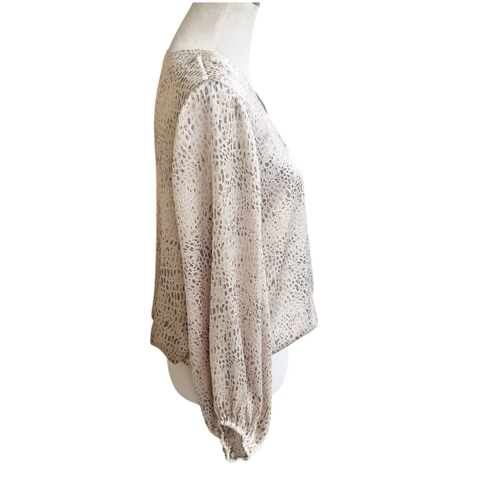 Halogen Women’s Size Medium Wrap Style Blouse Champagne Animal Print Cropped - Image 4