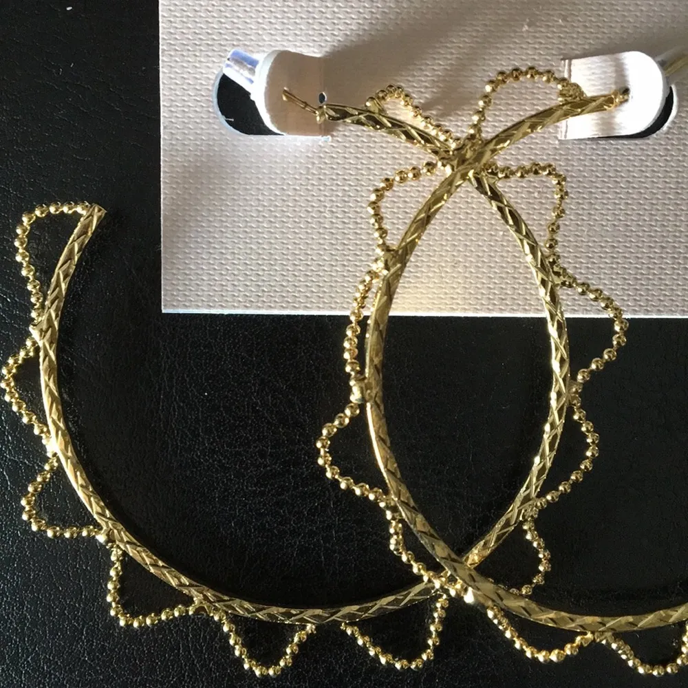 New catherine malandrino unique gold hoops - Image 2