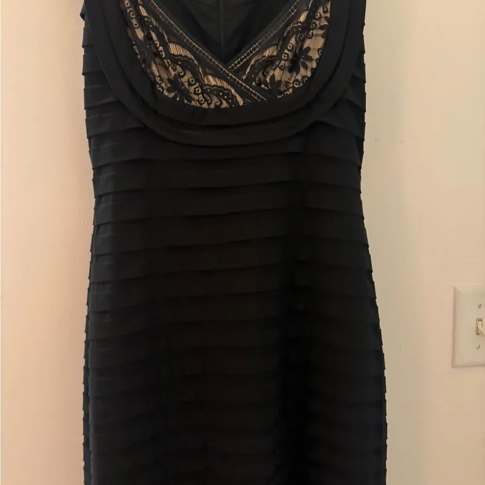 Gorgeous adrianna papell boutique size 6 black dress with lace detail - Image 3