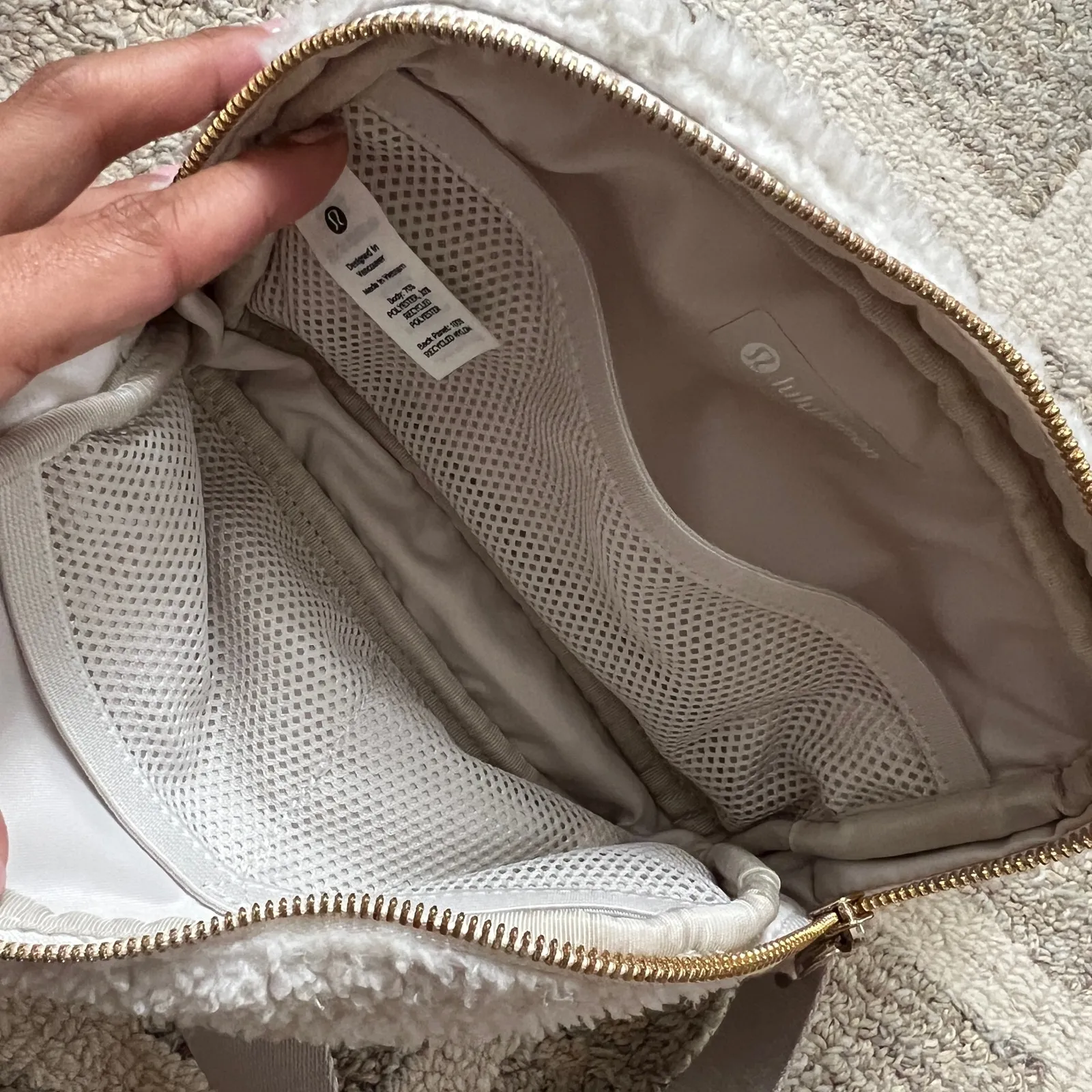Lululemon Everywhere Belt Bag 1L Fleece White & Gold - Image 10