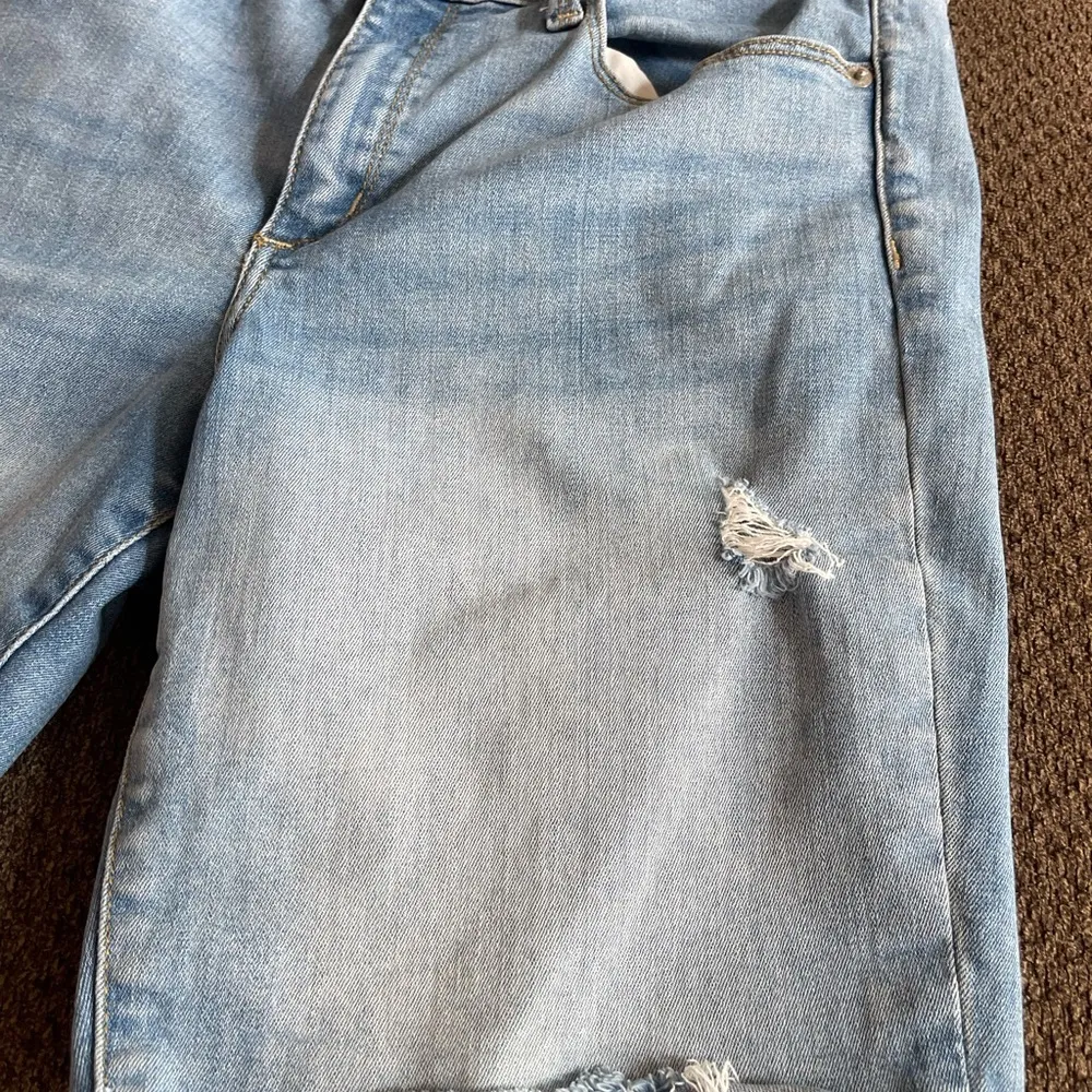 Universal Threads Women's Size 12/31R Daisy Dukes Bermuda Medium Denim Shorts - Image 2