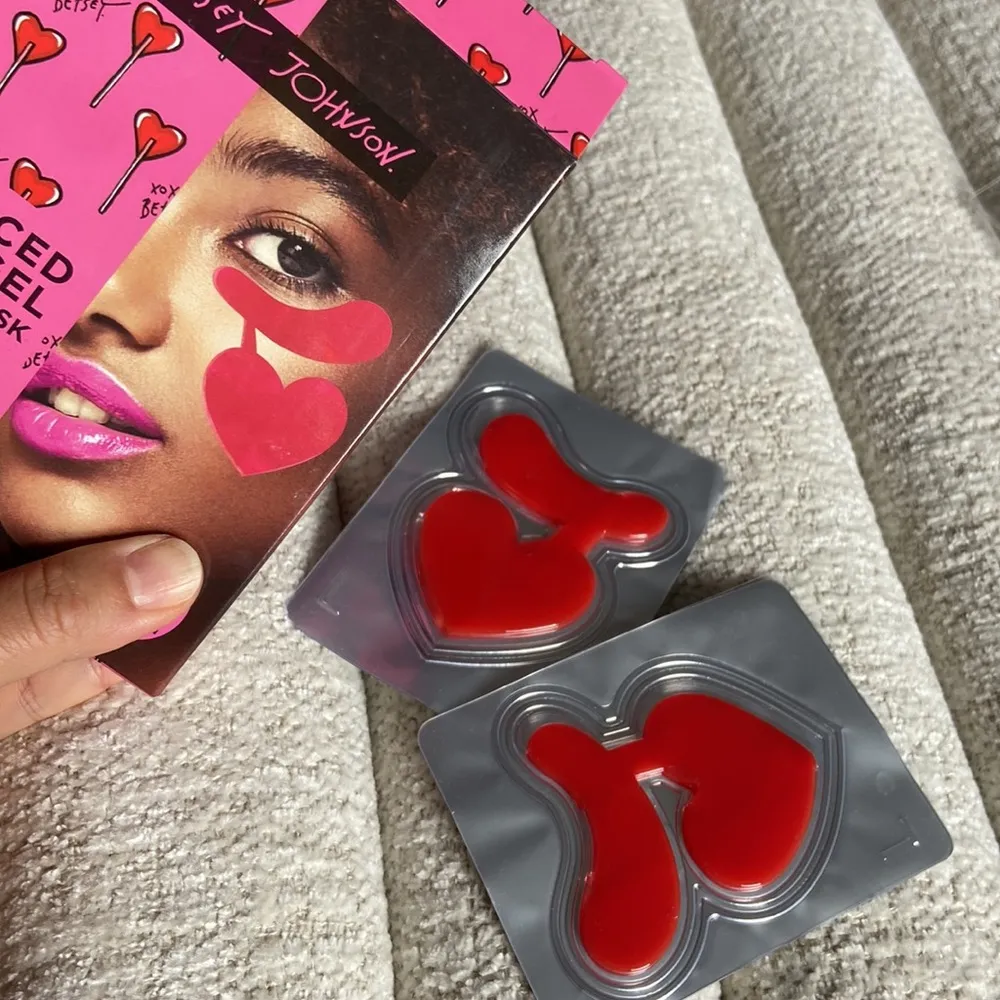 Betsey Johnson heart earrings. - Image 7