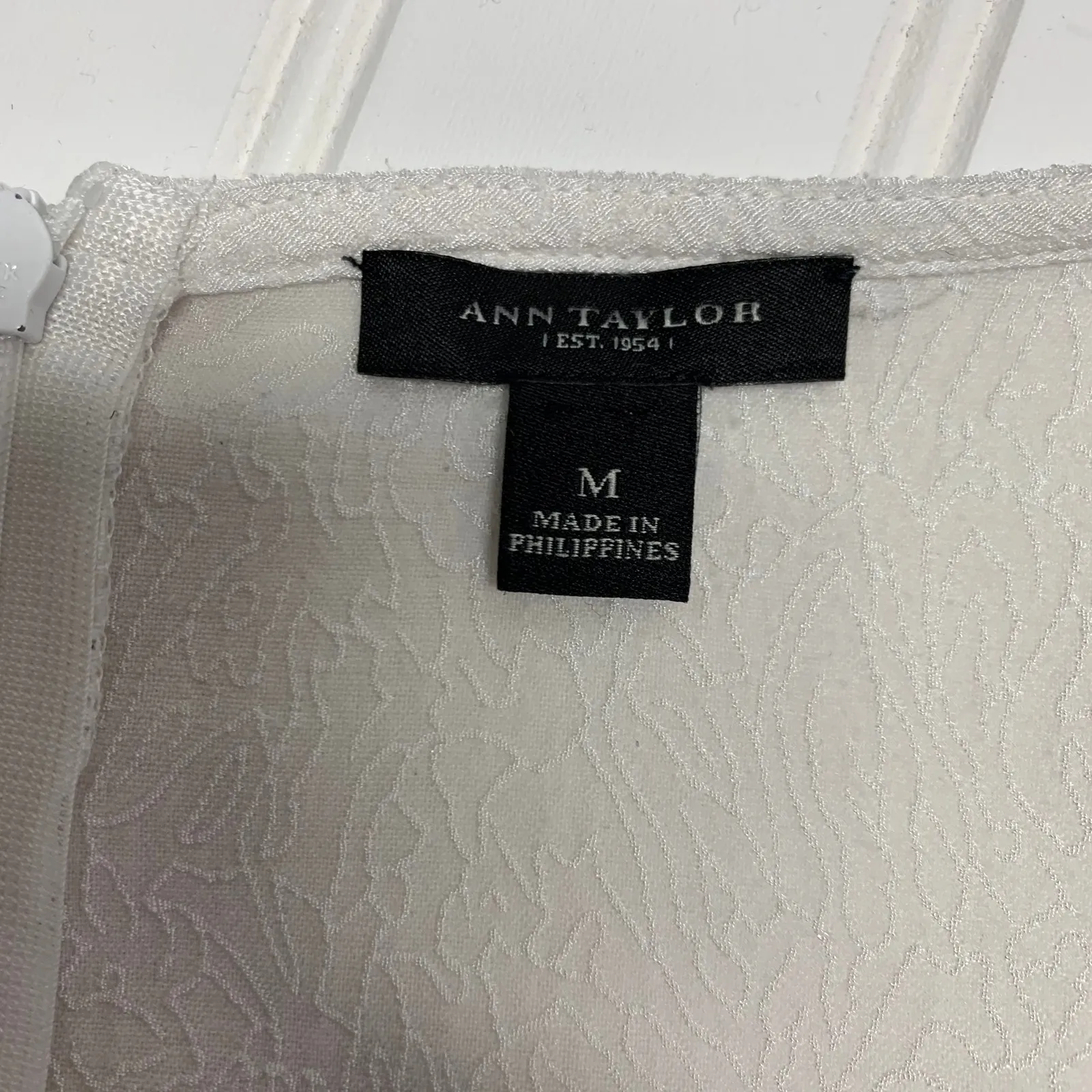 Ann Taylor White Textured Pullover Blouse Sz Medium - Image 7