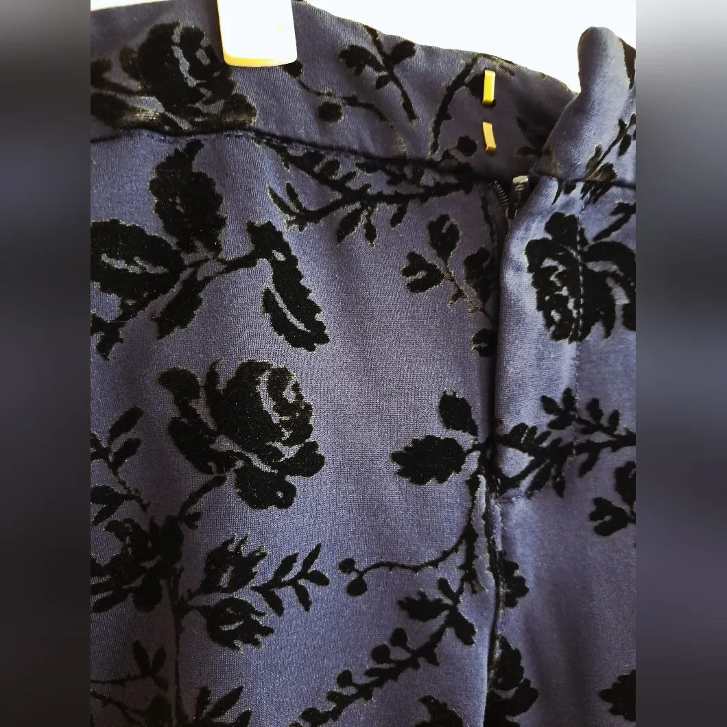 Old Navy Navy Blue Floral Velvet Cropped Pants - Image 2