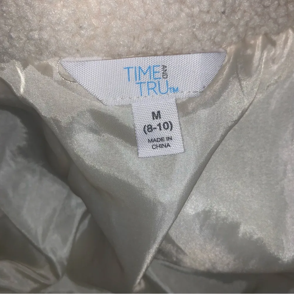 Cream Puffer Coat size medium 8/10 FLAW - Image 4