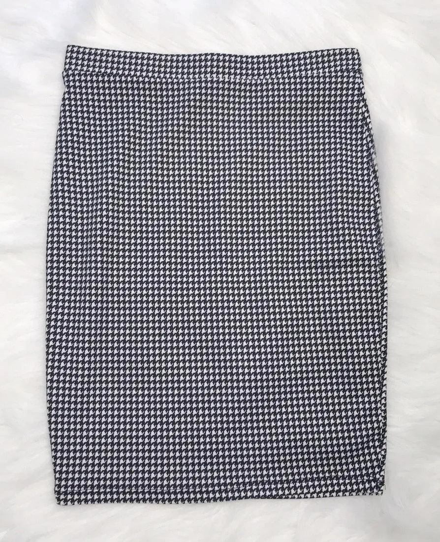 Black & White Houndstooth Pencil Skirt - Image 3