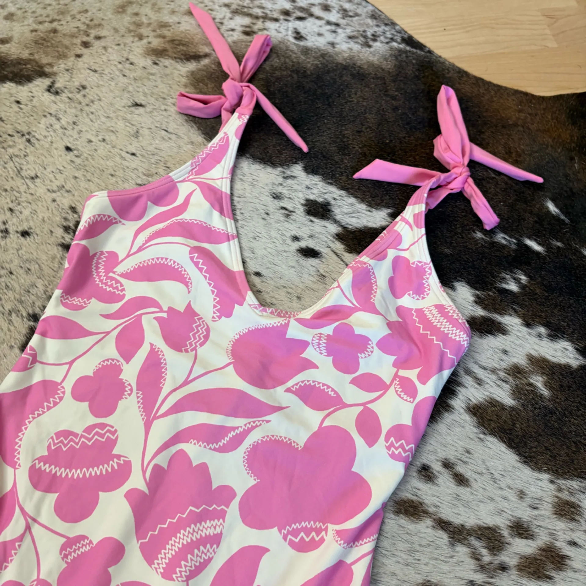 KATE SPADE Shoulder Bow Tie V-Neck One‎ Piece Swimsuit In Surf Pink Size Medium - Image 2