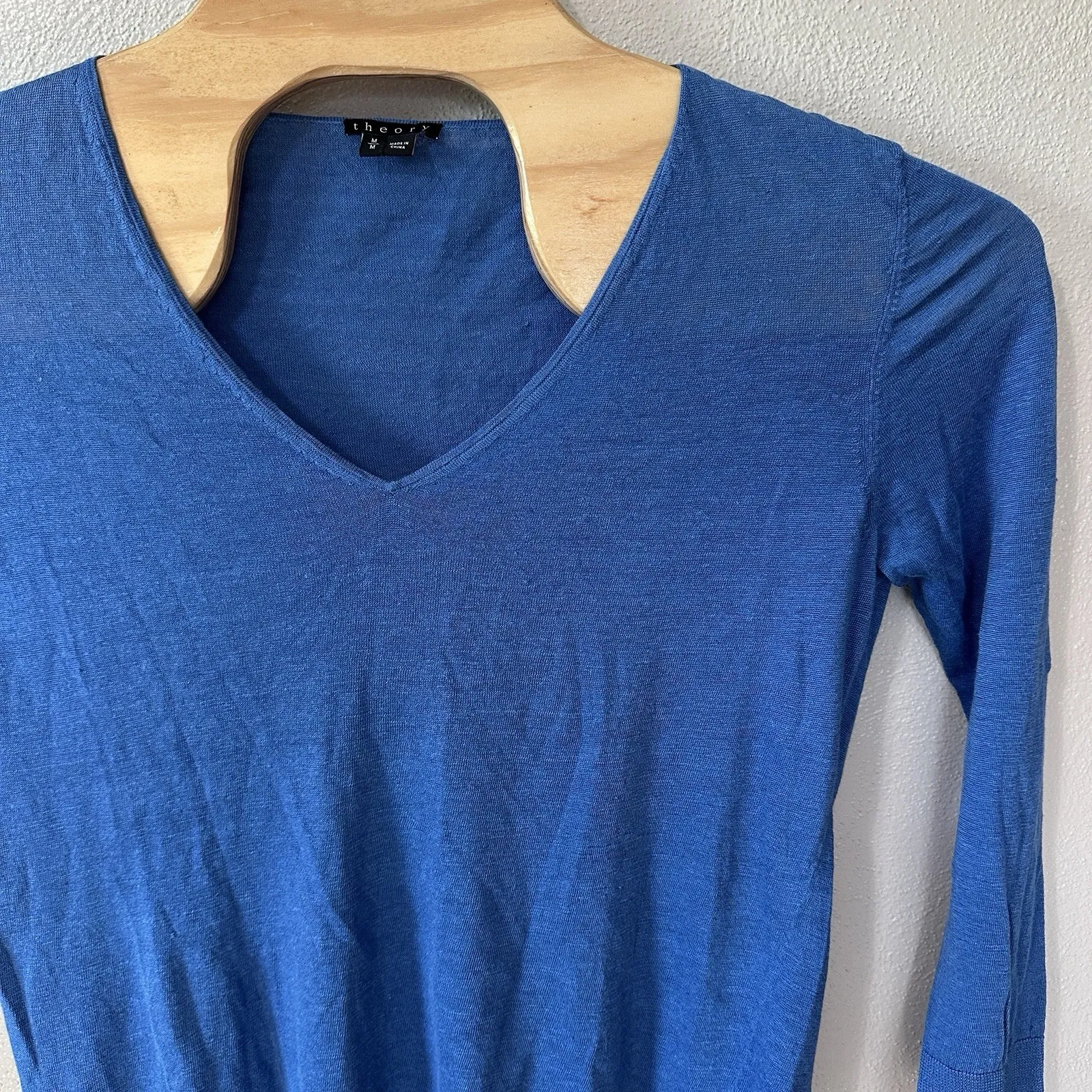Theory Wynn a Sag Harbor Lightweight V-Neck Blue Linen Blend Pullover‎ Medium - Image 2
