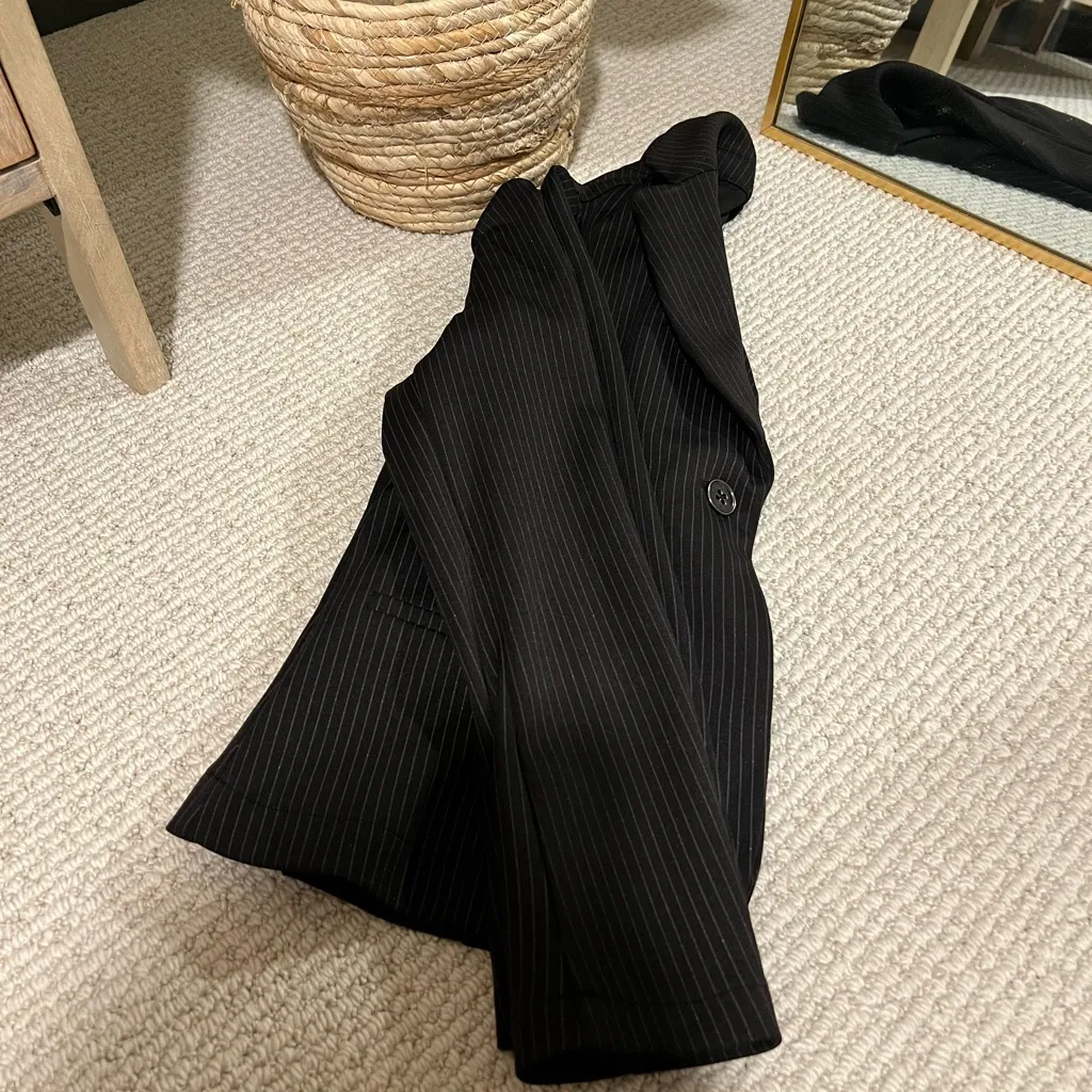 Lark & Ro Women's Elegant Black Striped Blazer - Image 3