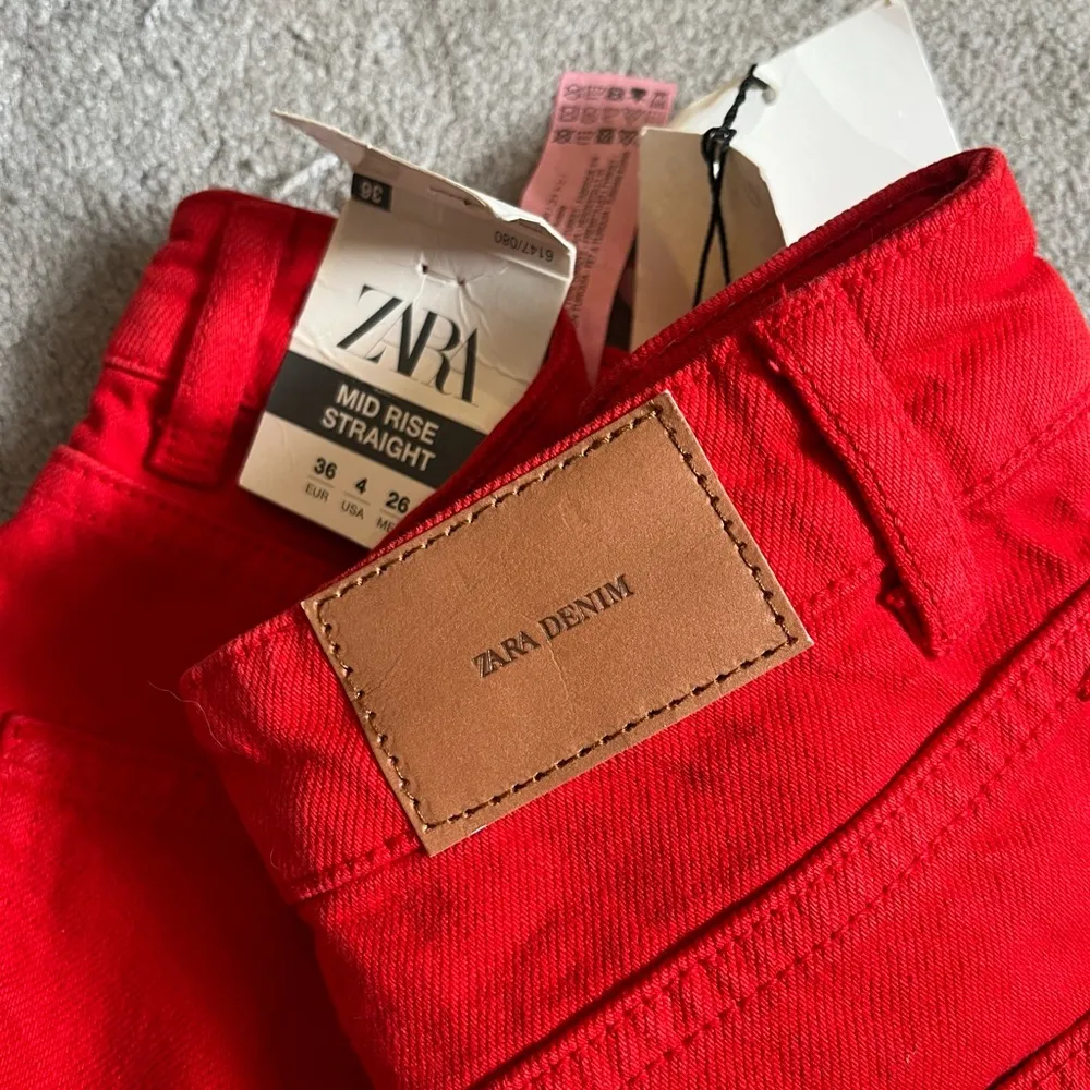 Zara mid rise straight jeans - Image 4