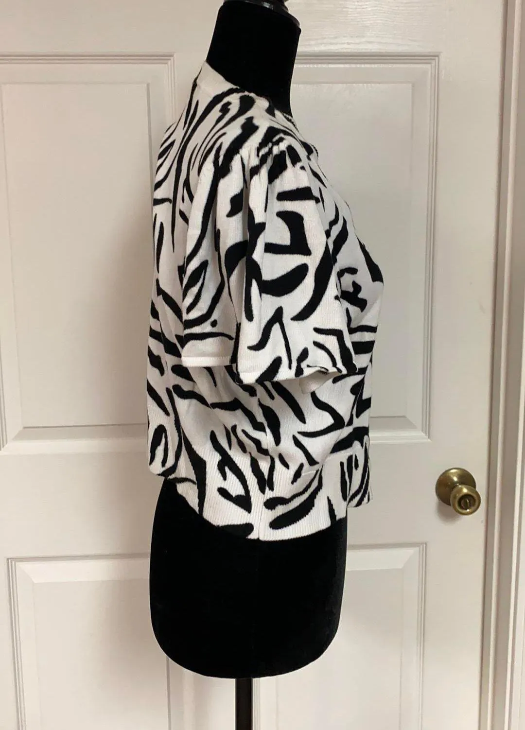 black/wht animal pattern crop cardigan sweater. Size medium - Image 2