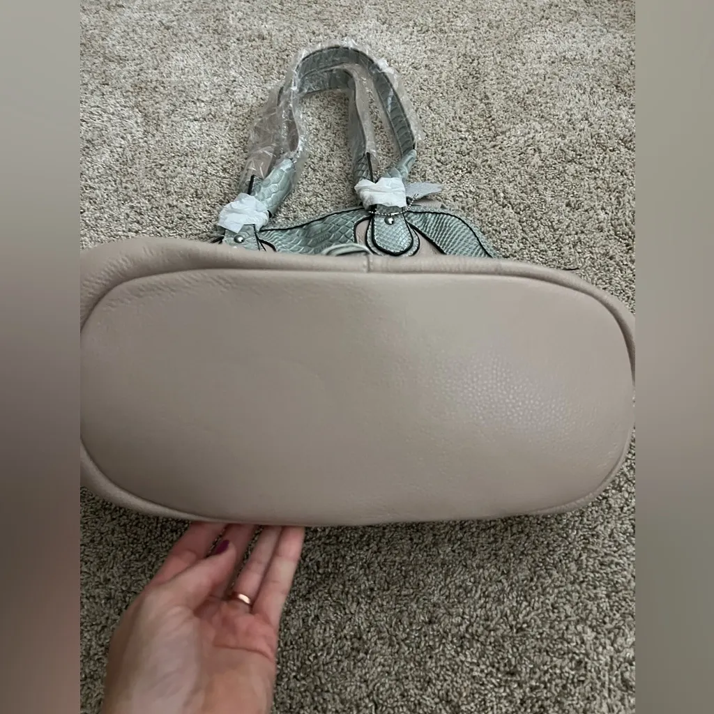 Monroe & Main Elegant Beige and Gray Women's Handbag - Image 3