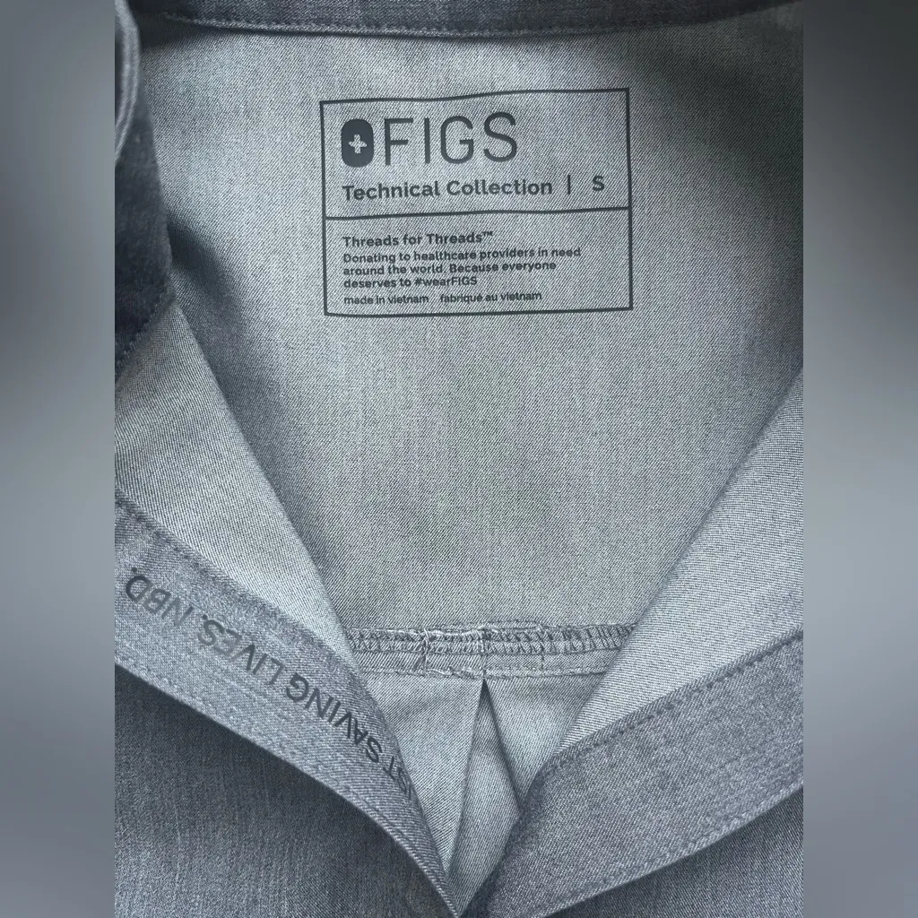 Ladies Figs Oversized Cap Sleeve Scrub Top, Size Small Heathered Gray - Image 6