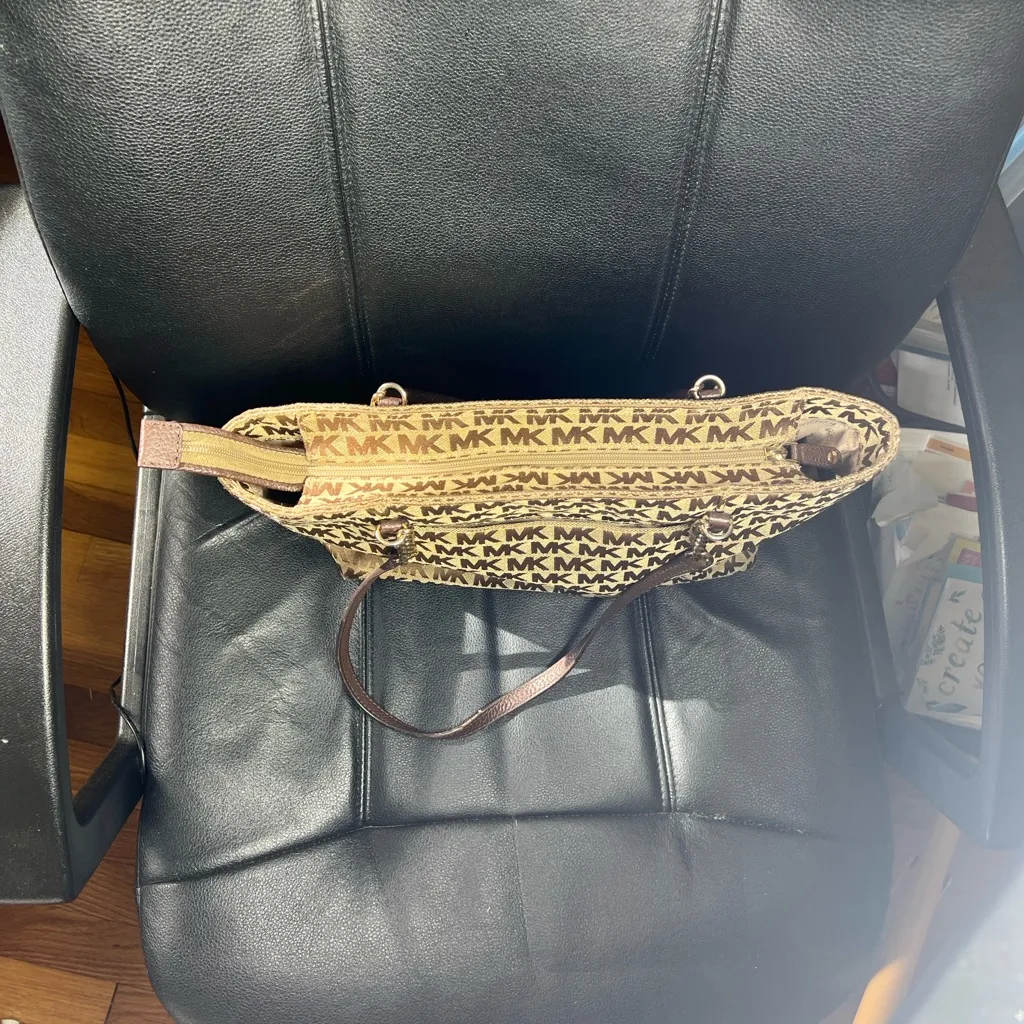 Michael Kors Jet Set Tassel Chain Tote/Purse - Image 13