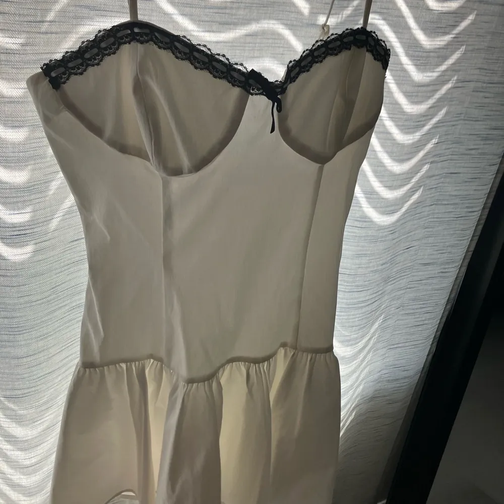 Zara white mini dress with lace detail and bow- sold out everywhere - Image 4
