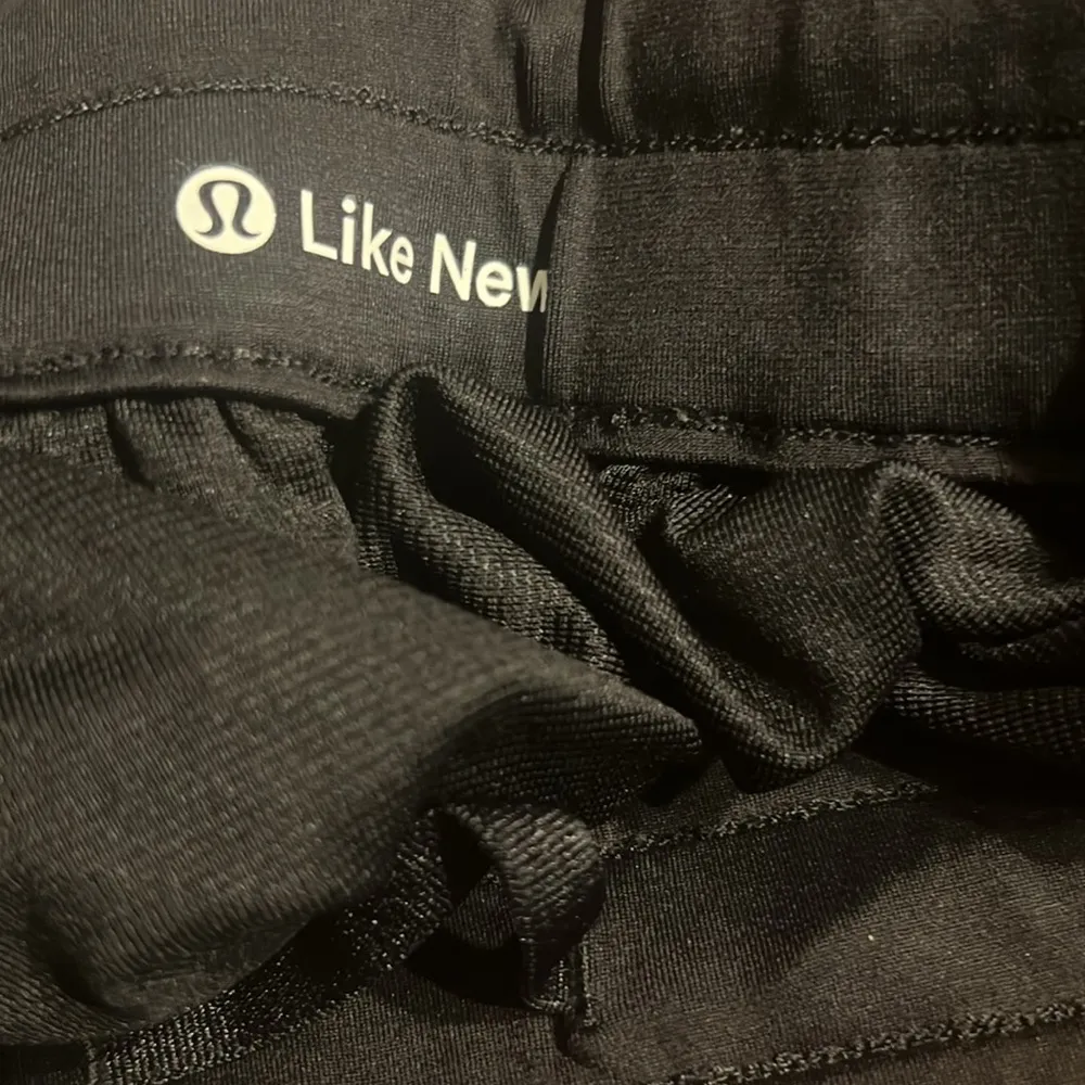 Lululemon Seawheeze 2018 Tracker Shorts Lined sz 4 - Image 4