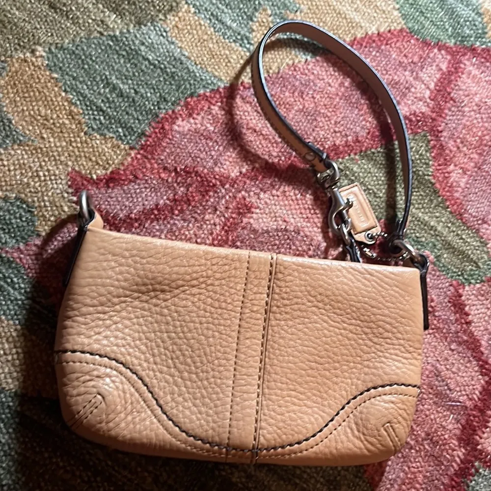 Coach wristlet - Image 4