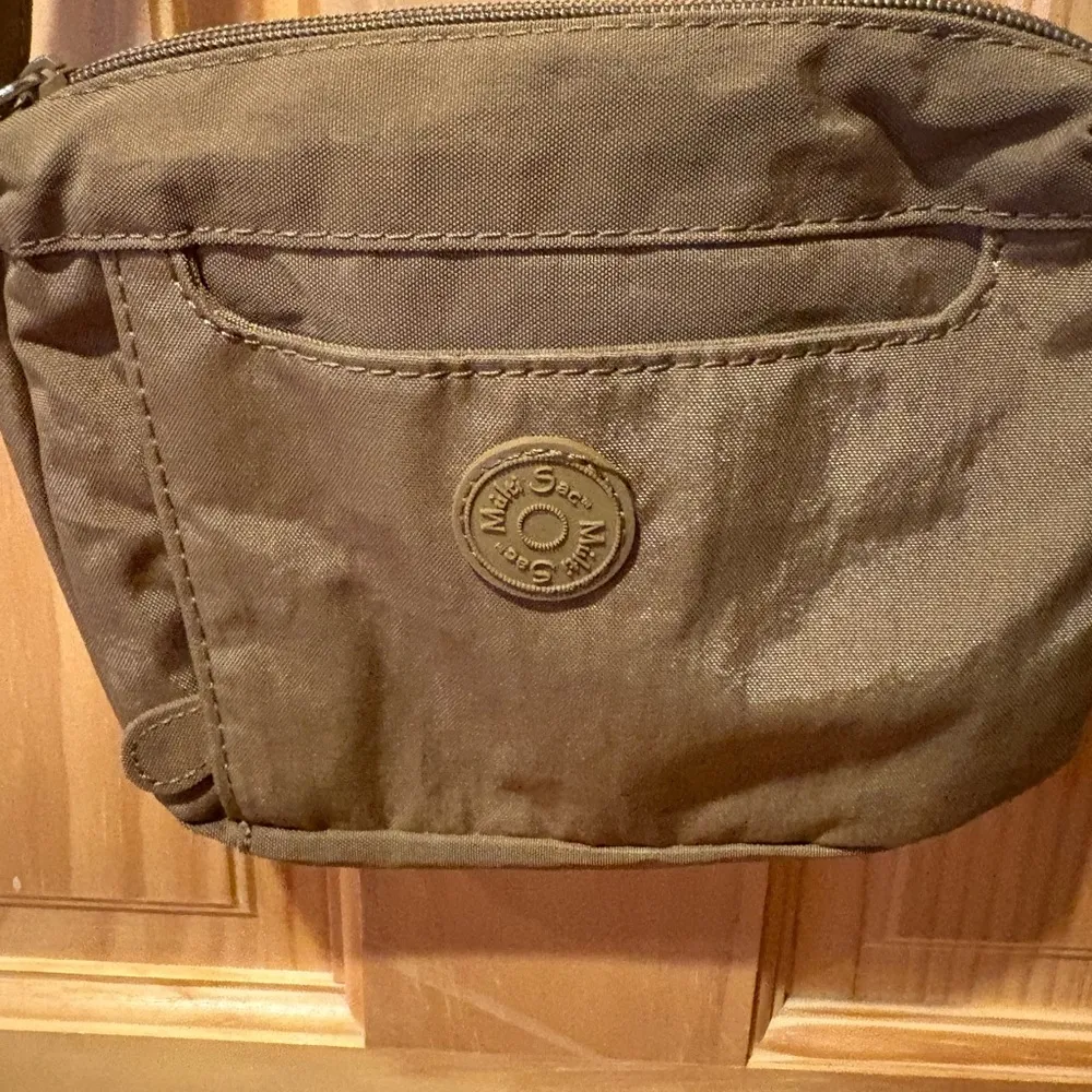 Multisac Crossbody Purse Loads Of Pockets Great Organizer Bag. Dark khaki/olive Brown - Image 2