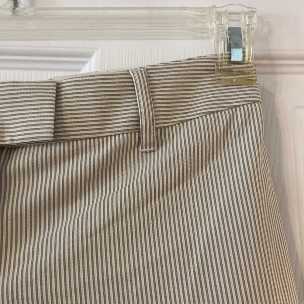 EXPRESS Editor Low Rise Straight ThroughHip Crop Panta/Shorts size 0 brand new - Image 3