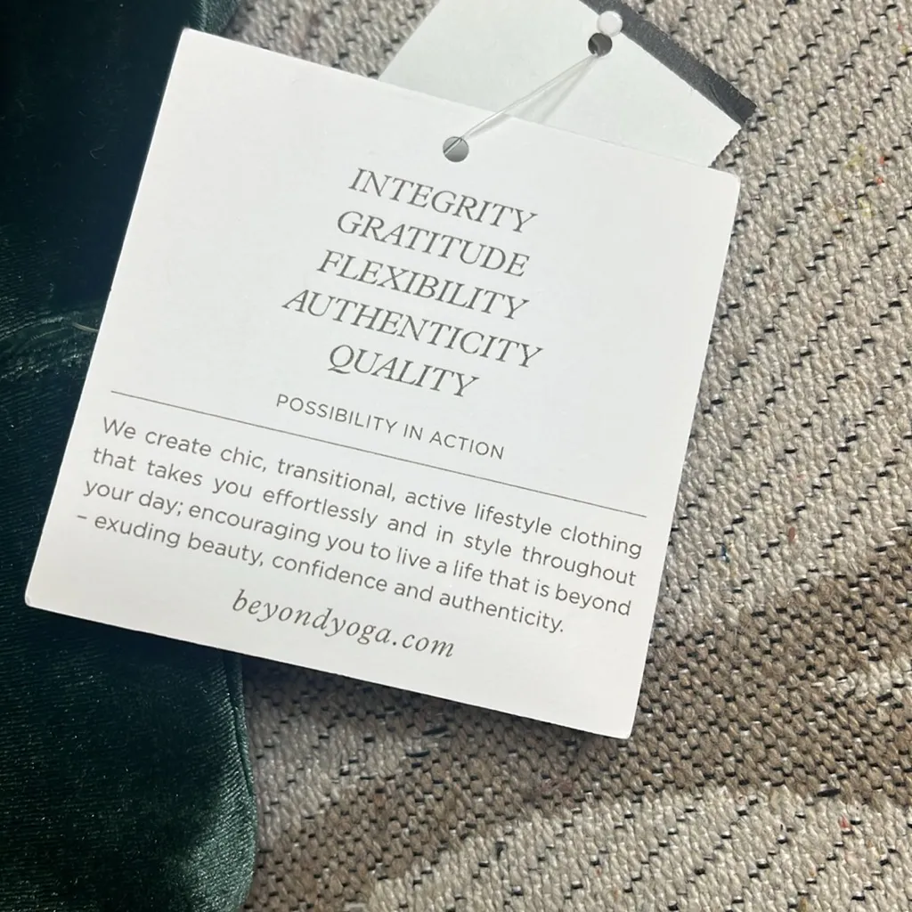 Beyond Yoga VIP Long Line Bra forest green velvet crisscross bra, size medium - Image 5