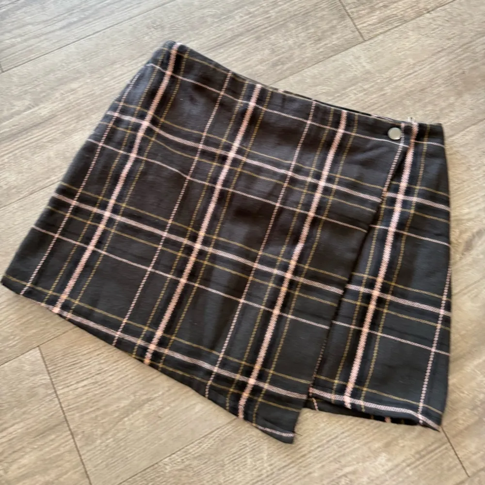LAST PRICE🍒🤍 NO BOUNDARIES flannel faux wrap skirt 💐 - Image 10