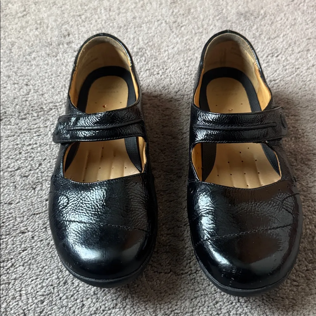 Clarks Artisan Unstructured Black Shiny Mary Jane Shoes SIZE 9M - Image 2