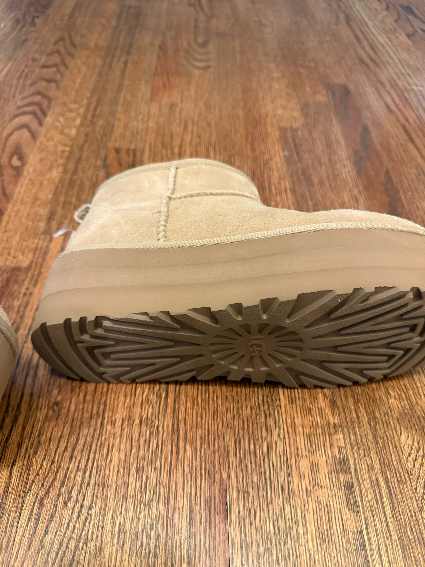 UGG Classic Mini Ultra Platform – Size 7 - Image 10