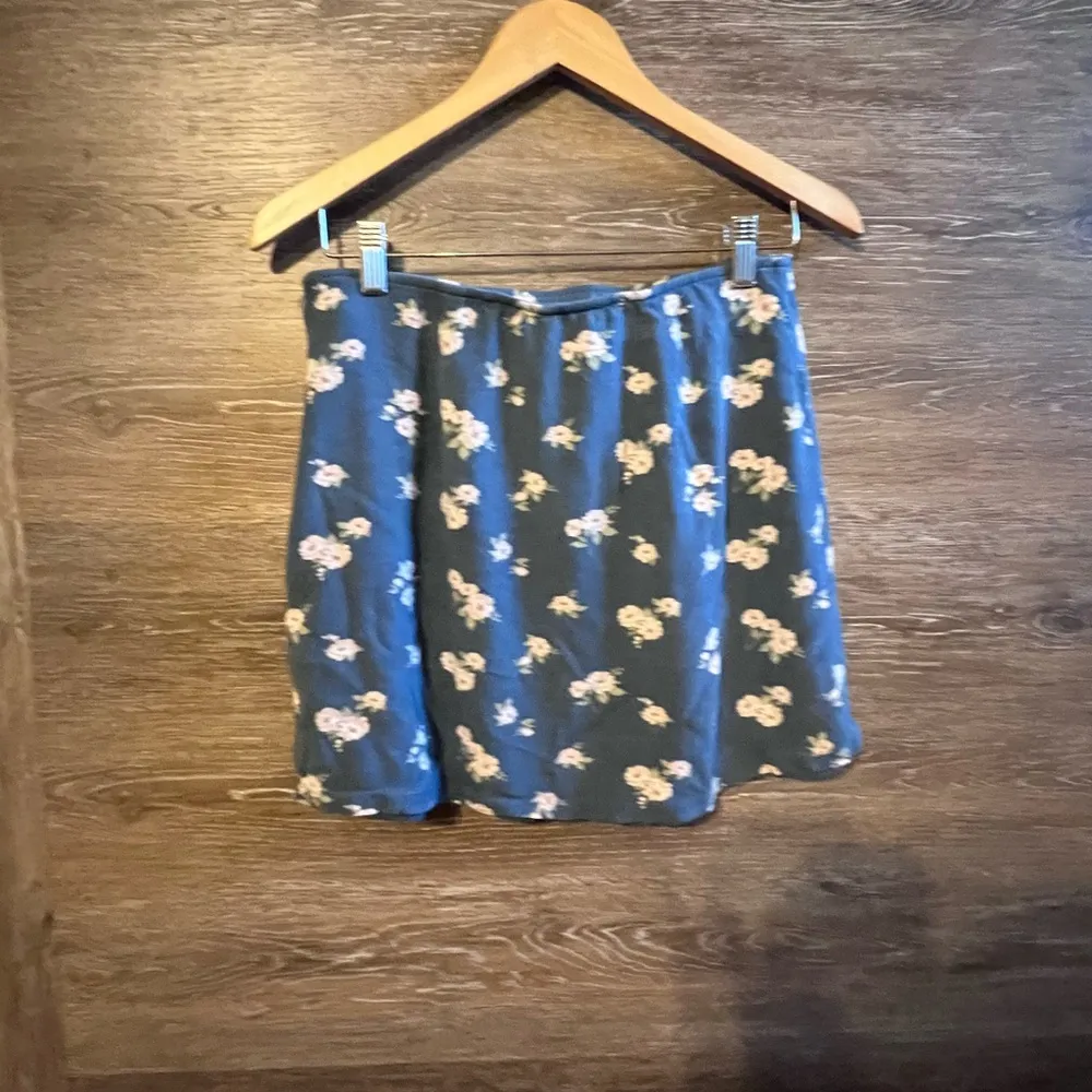 American Eagle mini skirt Sz M blue flowers - Image 6