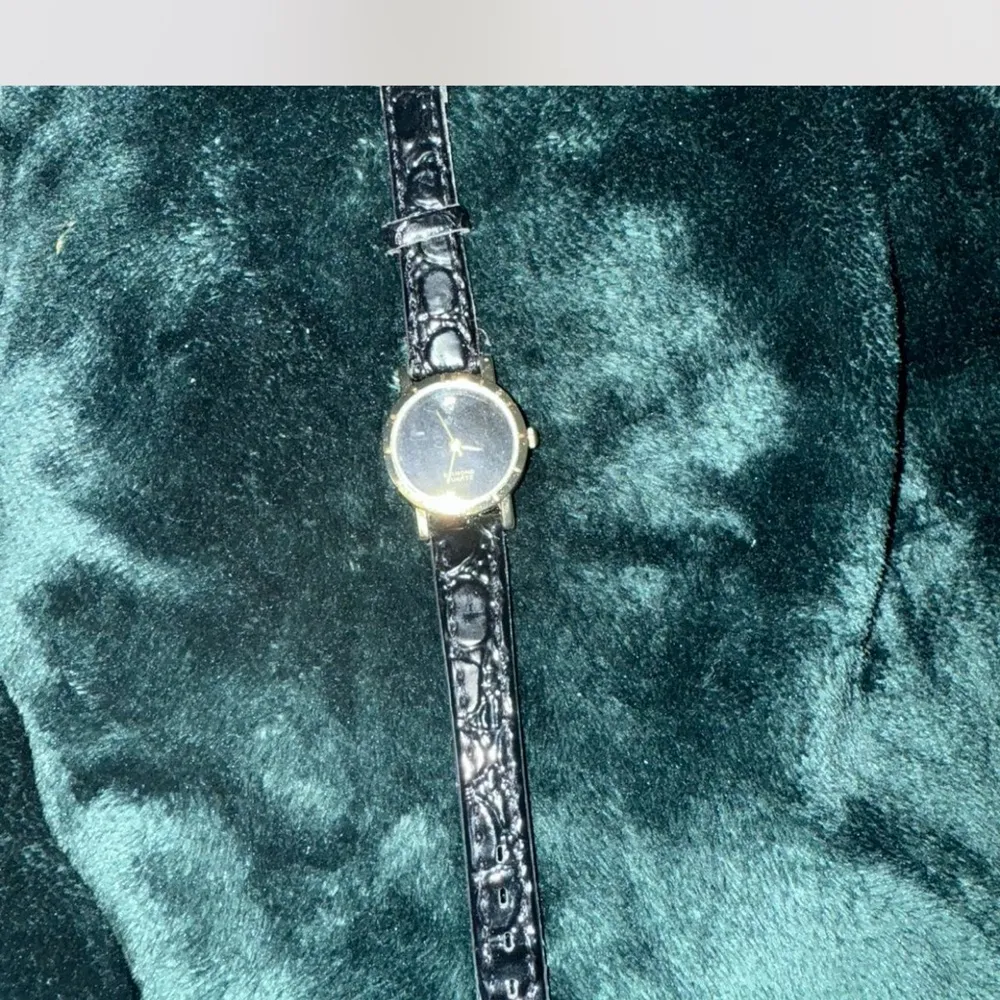 Vintage Minimalist Gold-Tone Quartz Watch Black Dial Diamond Accent Leather Band - Image 5