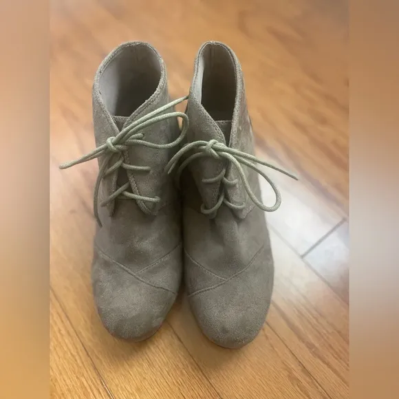 NWOT  Ankle Wedge Boots Gray Suede Leather Boho Lace Up Size 8. Desert‎ Booties - Image 2