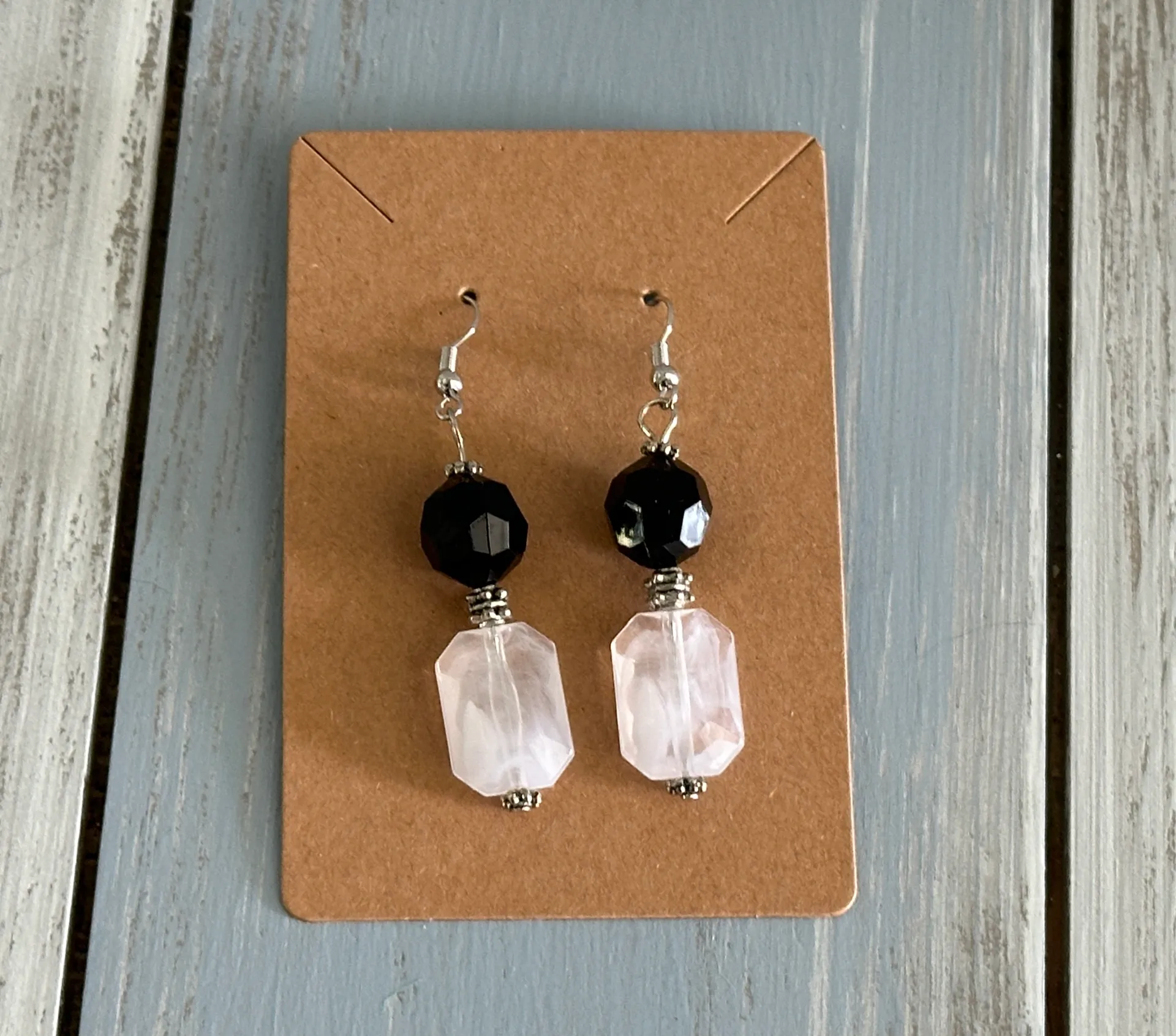 NWT Gorgeous Dangle Pierced Earrings White & Black Faceted & Silver Tone Beads - Image 2