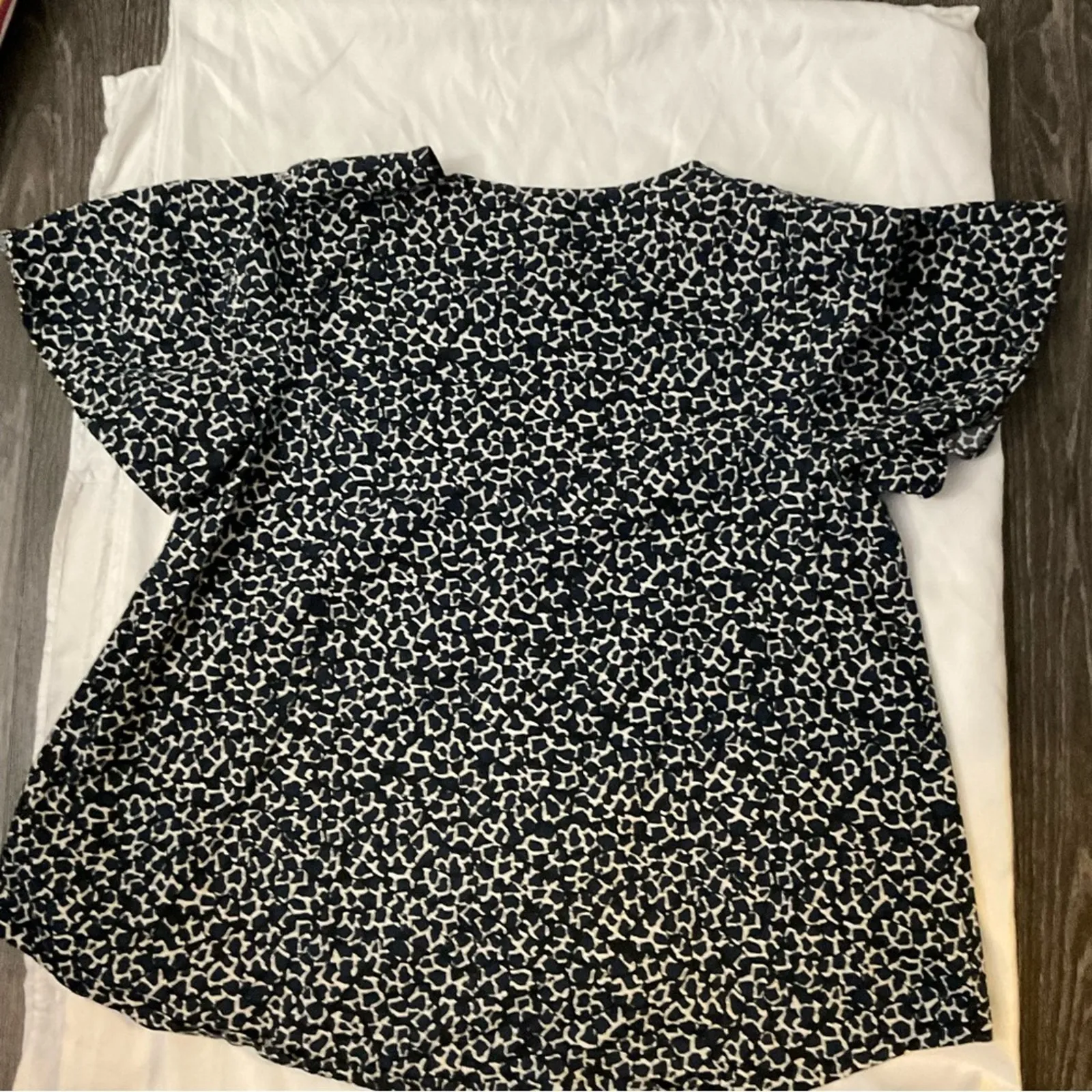 Who What Where Navy/White Graphic Print Flutter Sleeve Blouse M Casual Bohemian - Image 5