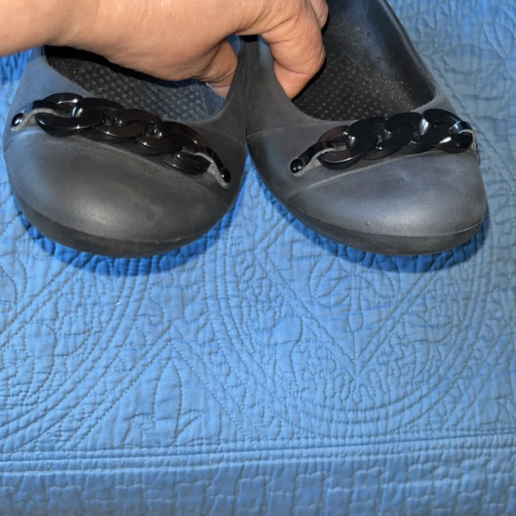 Crocs black shoes with chain detail‎ on tip. Size 10 - Image 11