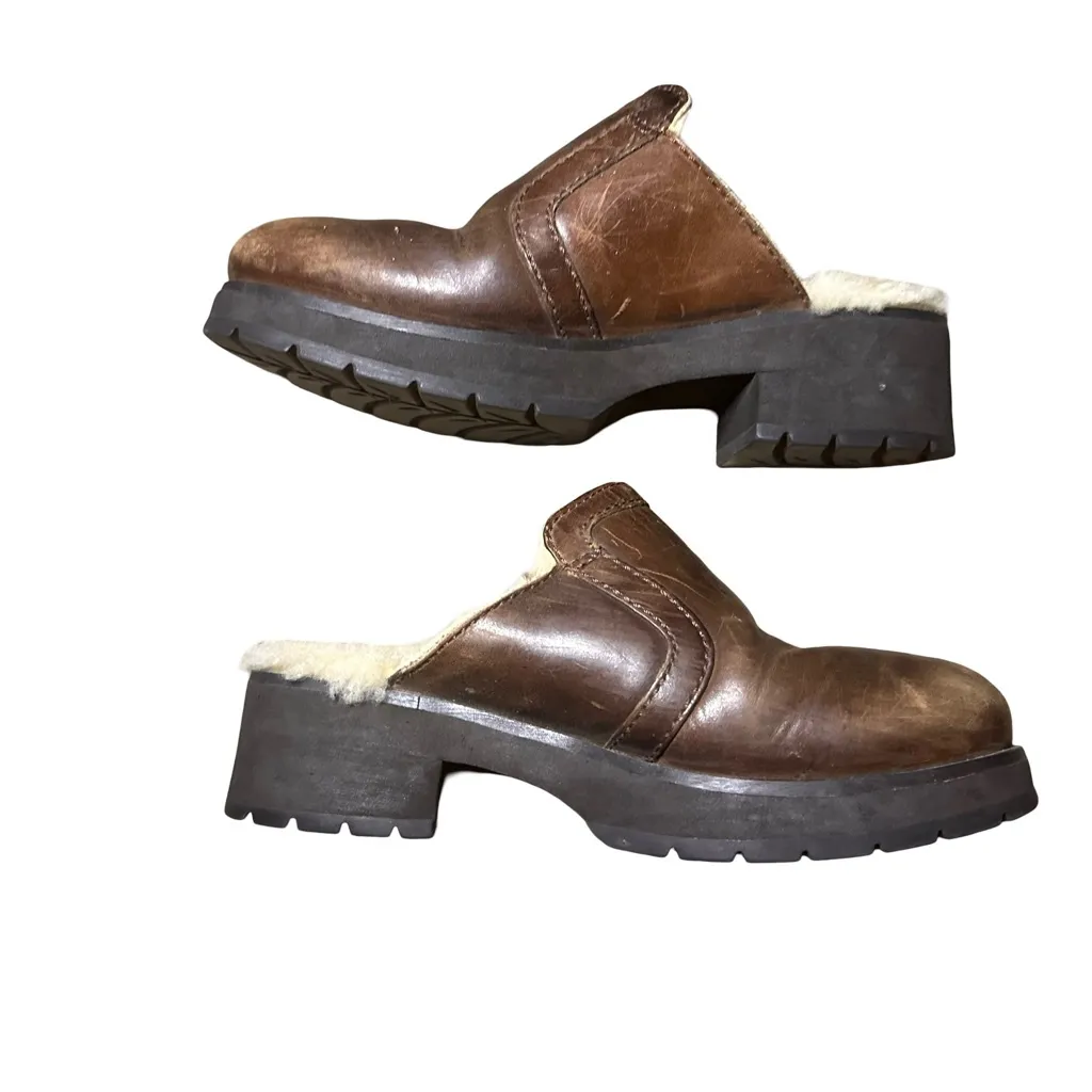 Woman's Ugg Brown Leather Slippers/Clogs  Sherpa Wool Lined  5362  Size 6 - Image 6