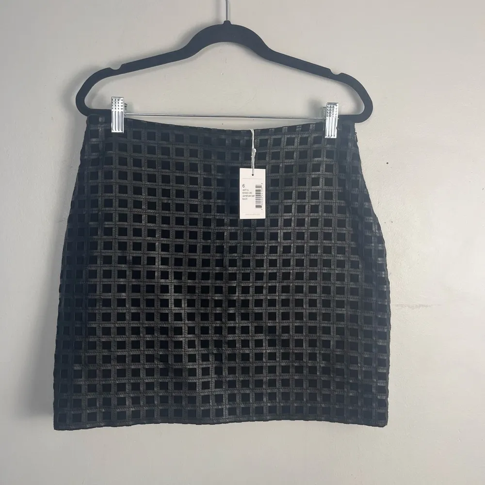 NWT ECRU Bonded Grid Leather Mini Skirt size 6 - Image 4