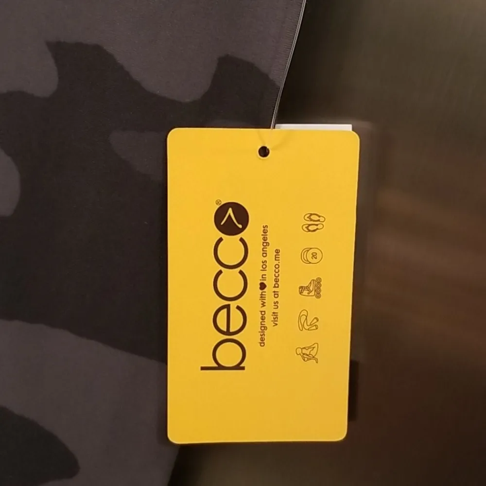 💕BECCO💕 Capri Yoga Leggings ~ Camo Print Size M - Image 8