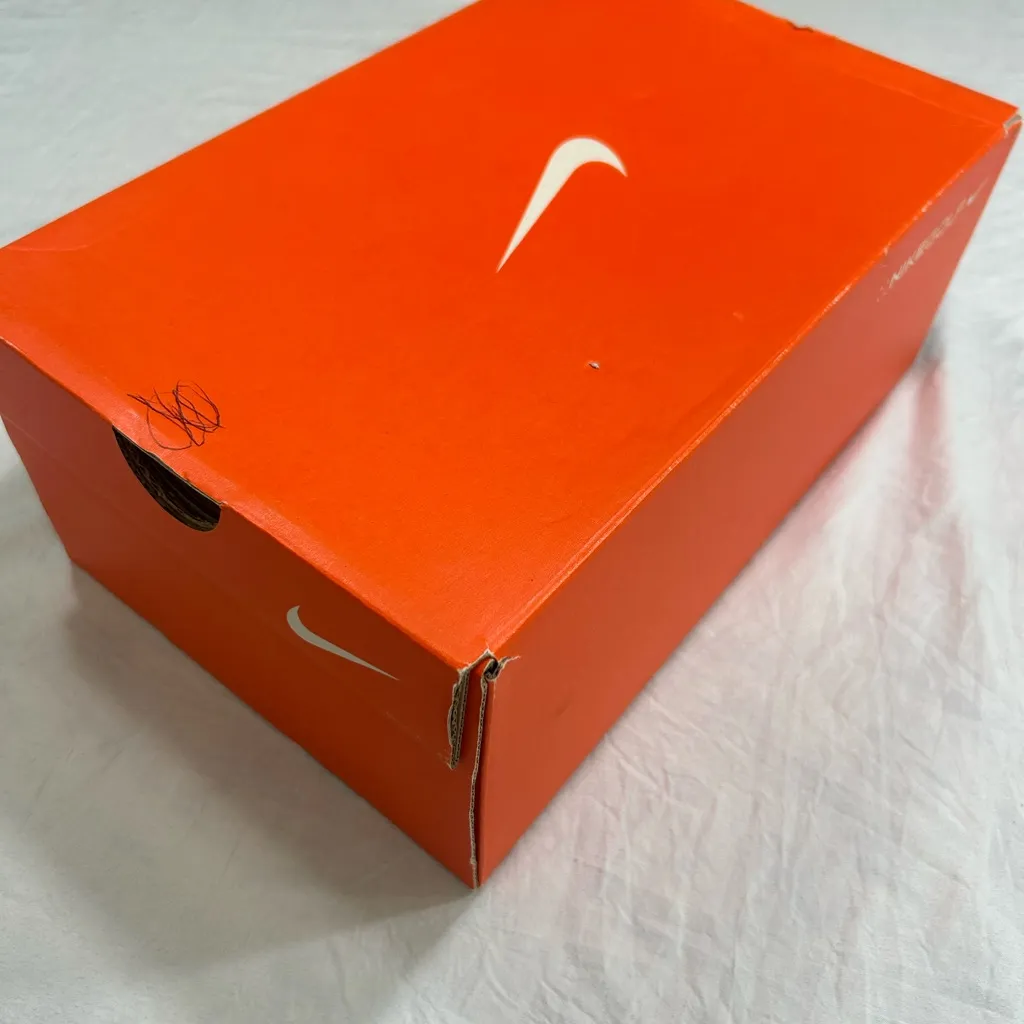 Nike woman’s White and Orange Athletic Shoes - Image 7