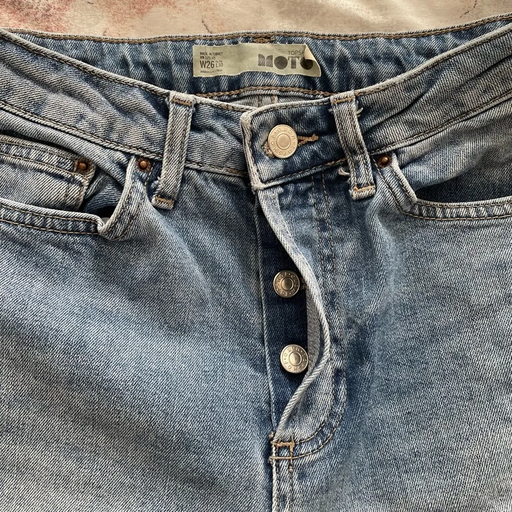 Topshop Moto distressed ripped raw hem light blue Y2K jeans, size 26x30” spring - Image 7