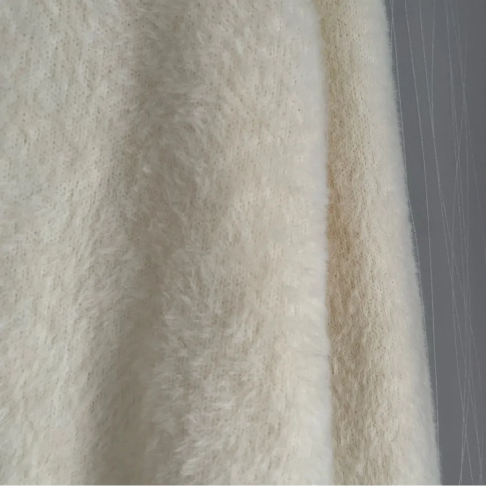 Universal Thread Women's Cream Color Soft Fuzzy Sweater Size Large - Image 3